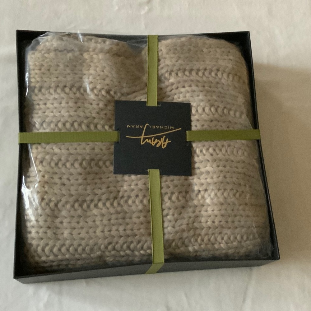 MICHAEL ARAM Metallic Rib Knit Throw - Picture 3 of 12